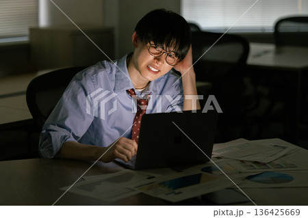 残業で疲労を感じるビジネスマン 136425669