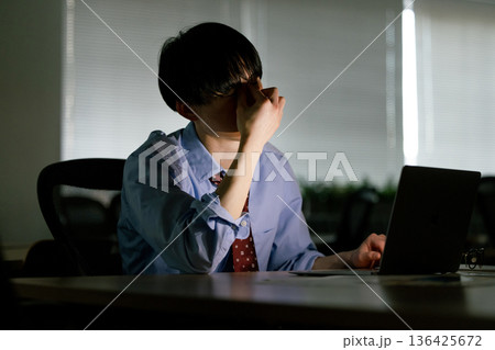 残業で疲労を感じるビジネスマン 136425672