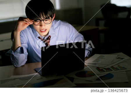 残業で疲労を感じるビジネスマン 136425673