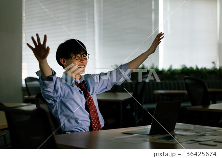 仕事が終わった男性 136425674