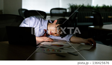 残業で疲労を感じるビジネスマン 136425676