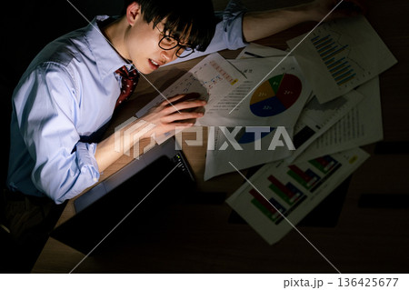 残業で疲労を感じるビジネスマン 136425677