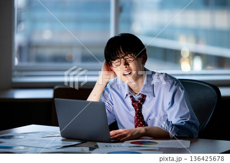 残業で疲労を感じるビジネスマン 136425678