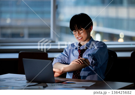 残業で疲労を感じるビジネスマン 136425682