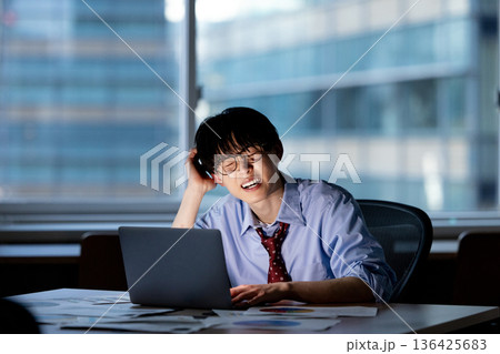 残業で疲労を感じるビジネスマン 136425683