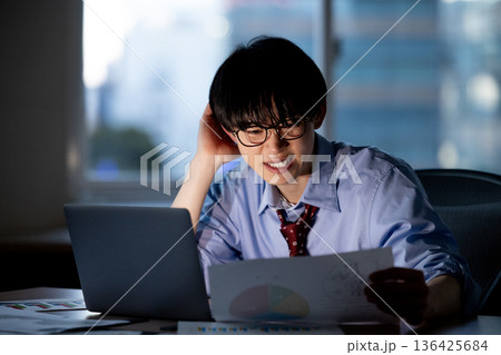 残業で疲労を感じるビジネスマン 136425684