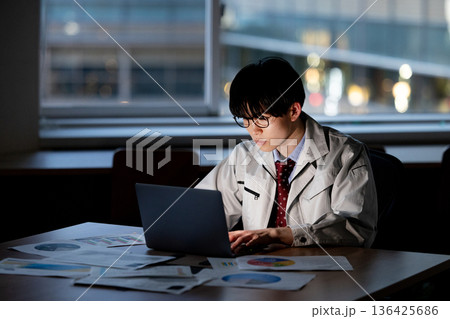 残業する作業着の男性 136425686