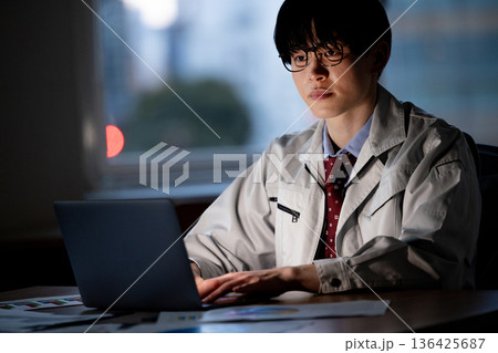 残業する作業着の男性 残業する作業着の男性 136425687