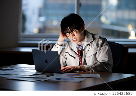 残業する作業着の男性 残業する作業着の男性 136425689