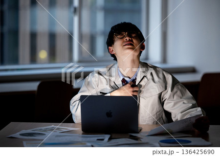 残業する作業着の男性 残業する作業着の男性 136425690