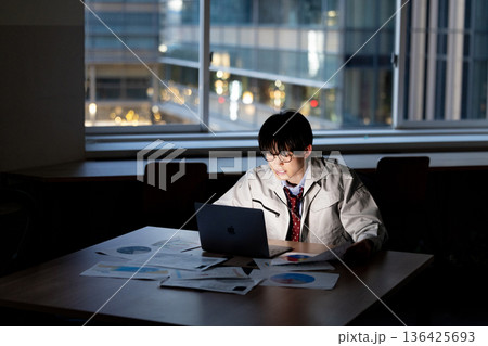 残業する作業着の男性 残業する作業着の男性 136425693