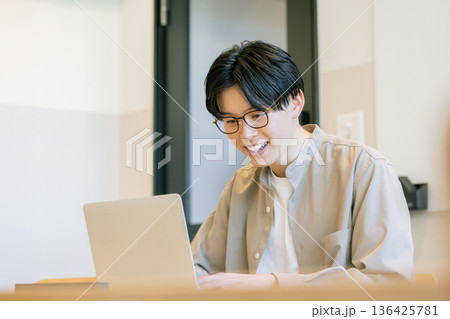 カフェでノートパソコンを操作する男性 カフェでノートパソコンを操作する男性 136425781