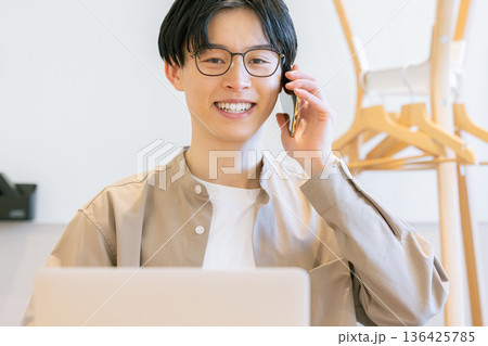 若い男性 オフィスカジュアル 若い男性 オフィスカジュアル 136425785