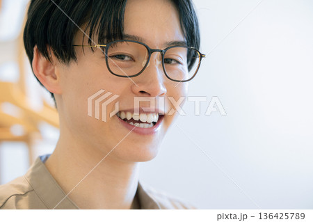 メガネをかけた男性 136425789