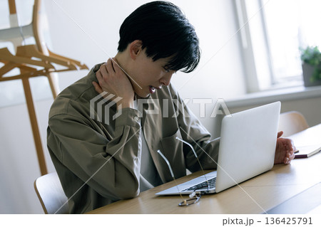 疲れた男性　ビジネス 136425791