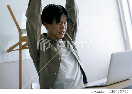 疲れた男性　ビジネス 136425793