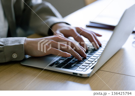 ノートパソコンで作業をする男性の手元 136425794