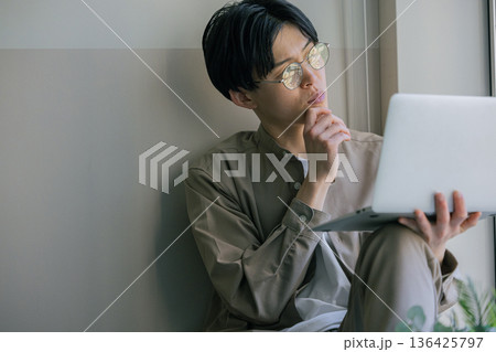 パソコンを使う男性 パソコンを使う男性 136425797