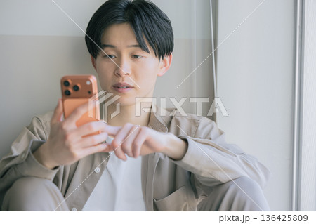 スマホを見る男性 スマホを見る男性 136425809