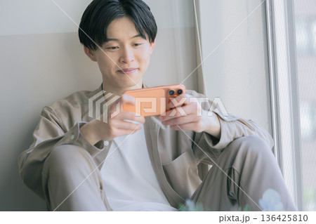 スマホを見る男性 スマホを見る男性 136425810