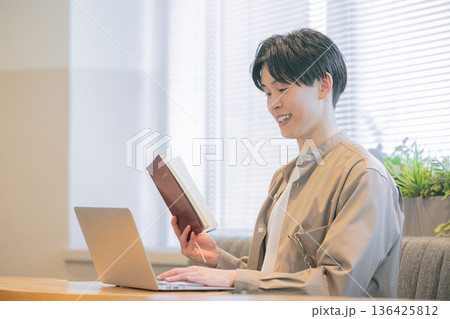 カフェで仕事をする男性 カフェで仕事をする男性 136425812
