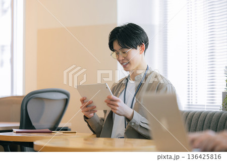 カフェで仕事をする男性 カフェで仕事をする男性 136425816