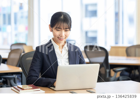 オフィスで働く女性 136425839