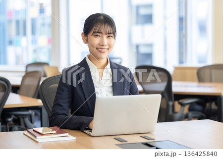 オフィスで働く女性 136425840