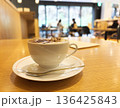 カフェでカフェモカを飲みくつろぐ 136425843