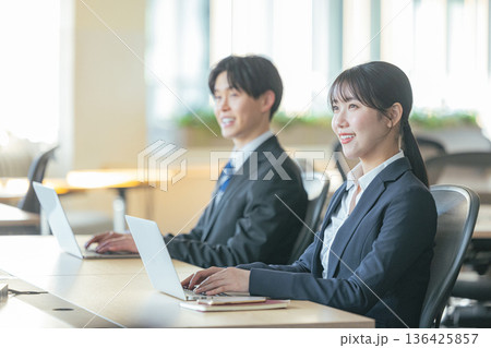 オフィスで働くビジネスパーソン 136425857