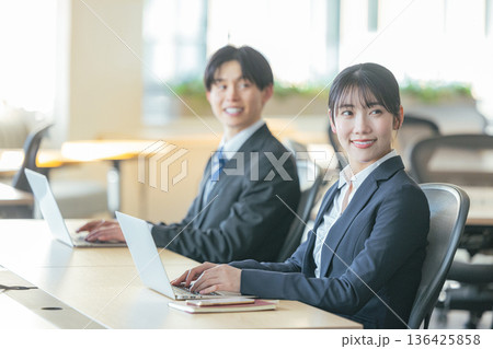 オフィスで働くビジネスパーソン オフィスで働くビジネスパーソン 136425858