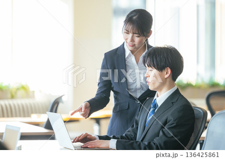オフィスで働くビジネスパーソン 136425861