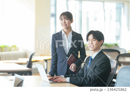 オフィスで働くビジネスパーソン 136425862
