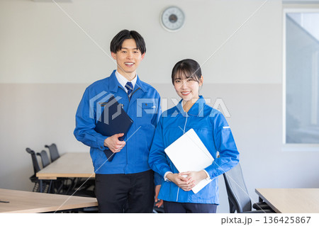 作業着を着た男女 作業着を着た男女 136425867