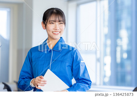 作業着を着た女性 作業着を着た女性 136425873