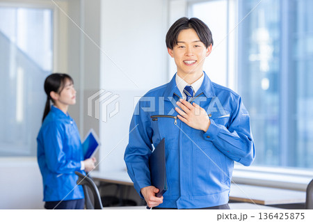 作業着を着た男性 136425875