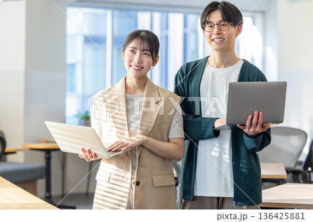 オフィスで働く男女のエンジニア 136425881
