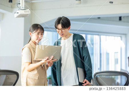 オフィスで働く男女のエンジニア 136425883