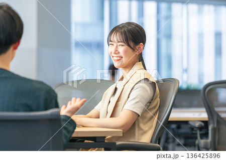 ビジネスシーン、ミーティングをする女性 136425896