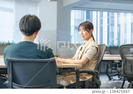 ビジネスシーン、ミーティングをする女性 ビジネスシーン、ミーティングをする女性 136425897