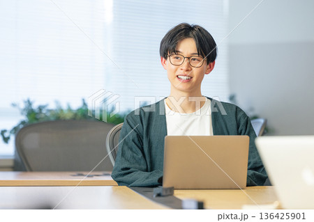 オフィスでパソコンを使う男性 136425901