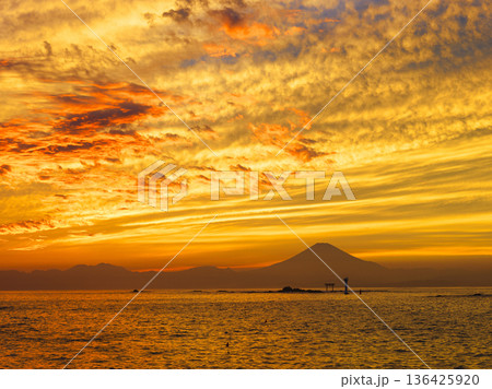 夕暮れの真名瀬海岸より富士山を望む 神奈川県葉山町 夕暮れの真名瀬海岸より富士山を望む 神奈川県葉山町 136425920