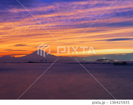 夕暮れの真名瀬海岸より富士山を望む　神奈川県葉山町 136425935