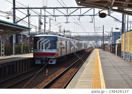 知立市　名鉄牛田駅のプラットホームと車両 136426137