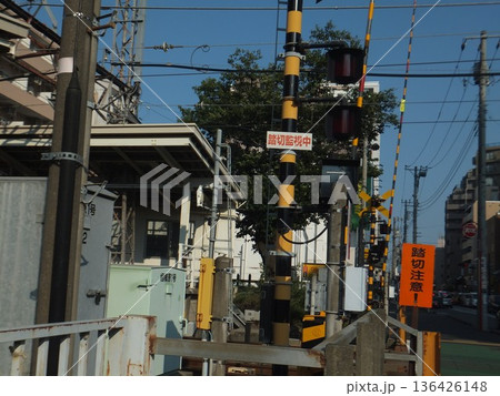 駅前の踏切 駅前の踏切 136426148