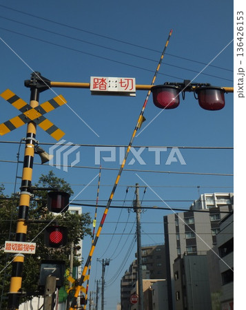 駅前の踏切 駅前の踏切 136426153