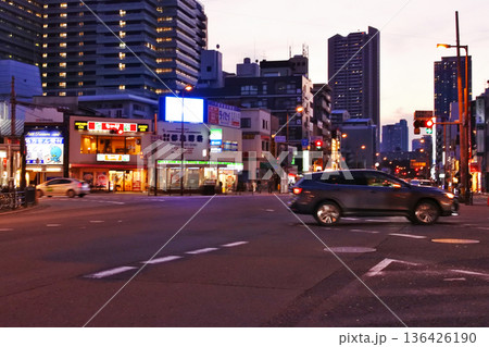 大阪市街地の夕暮れの情景 136426190