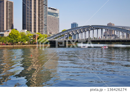 大阪市の河川公園から見た橋のある情景 大阪市の河川公園から見た橋のある情景 136426274