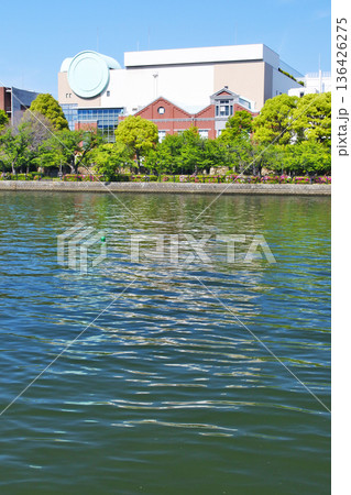 大阪市の河川公園から見た造幣局のある情景 大阪市の河川公園から見た造幣局のある情景 136426275