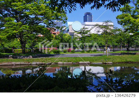大阪市の河川公園の自然豊かな情景と造幣局 大阪市の河川公園の自然豊かな情景と造幣局 136426279